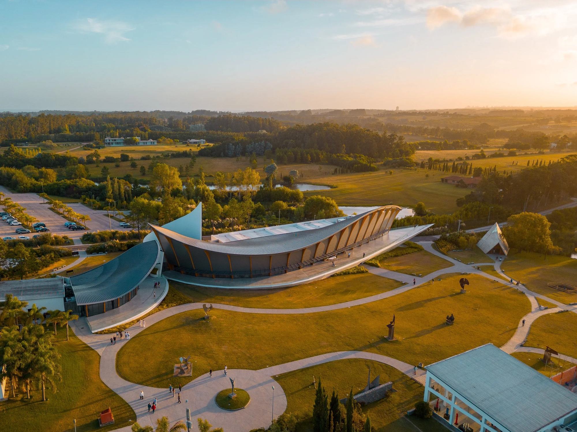 Vista aérea del MACA, Museo de Arte Contemporáneo Atchugarry, al atardecer