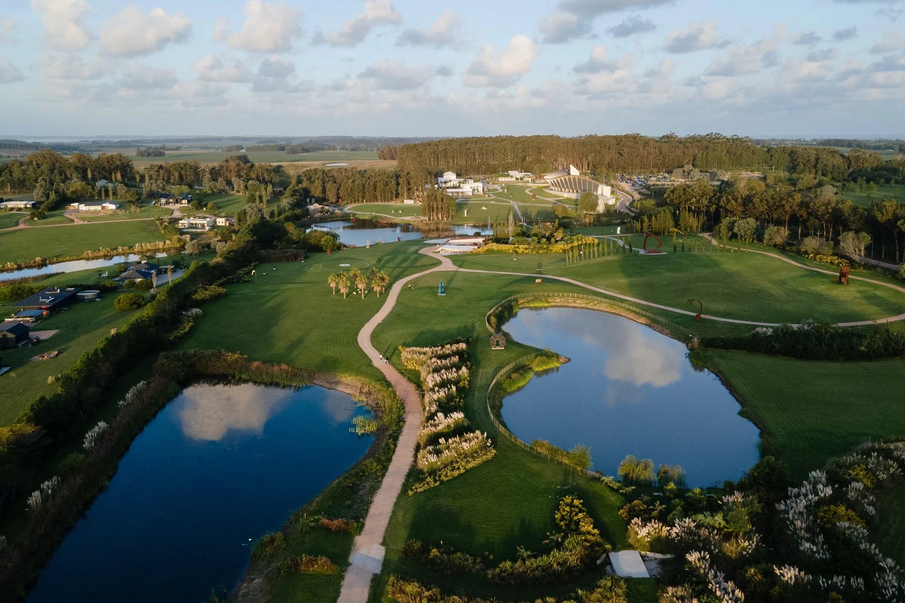 Parque de esculturas y lagos de la Fundación Pablo Atchugarry
